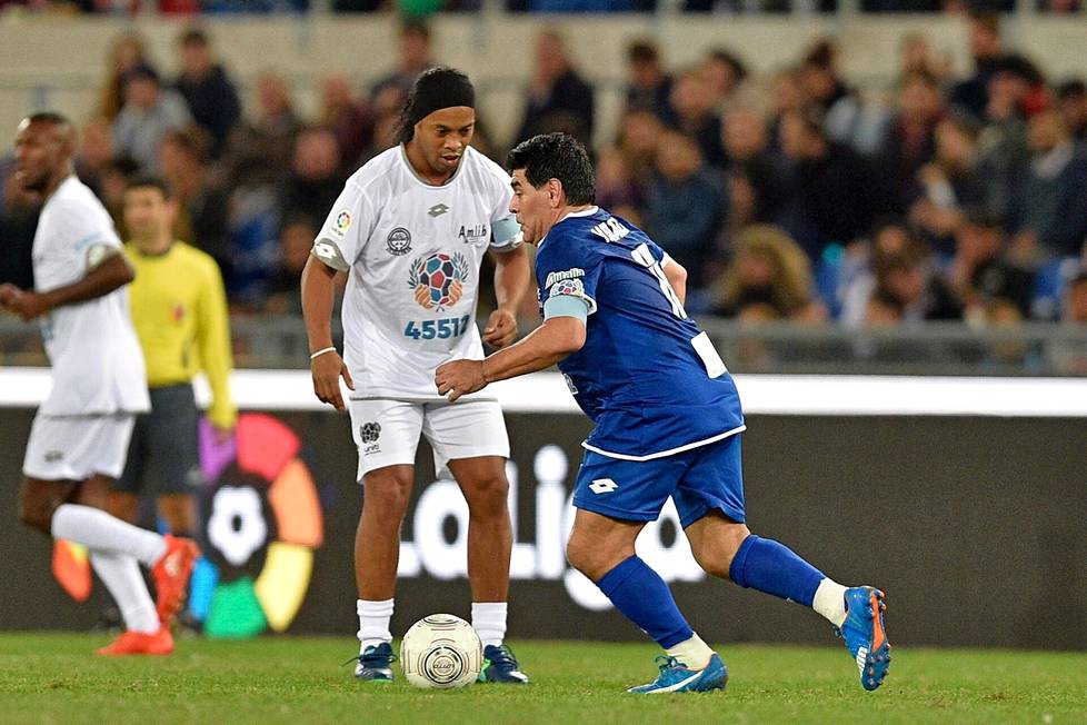 Ronaldinho ja Diego Maradona eivät peitelleet sitä, miten paljon kunnioittivat toisiaan. Tässä kaksikko kohtasi näytöspelissä Roomassa 2016.