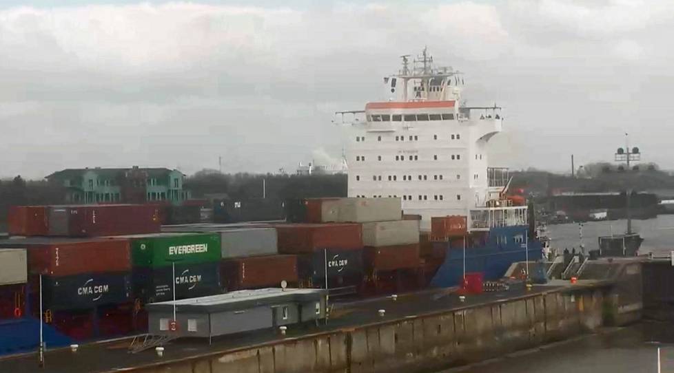 Sahatavaralasti matkasi Kielin kanavan kautta Hampuriin. Sitten kontit uudelleenlastattiin valtamerilaivaan.