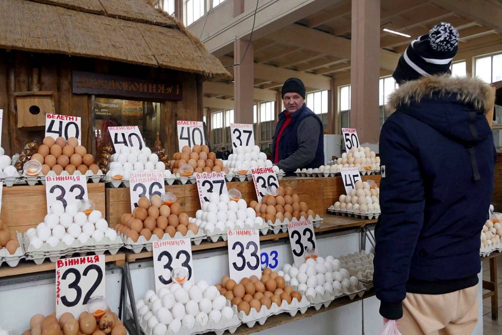Kaupankäyntiä ruokatorilla Odessassa maaliskuussa 2022.