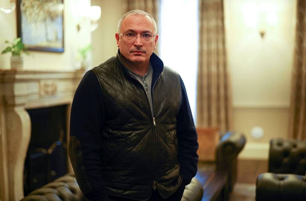 Mihail Hodorkovski uutistoimisto Reutersin kuvattavana haastattelun jälkeen Lontoossa tammikuussa 2021.