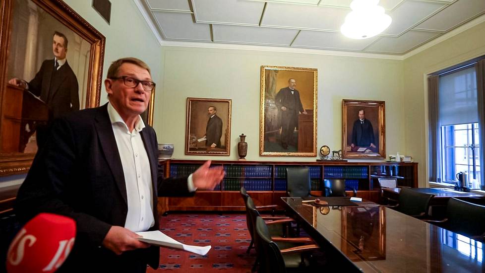 Puhemiesneuvoston huoneen tauluista tuijottavat Suomen historian varhaisimmat puhemiehet.