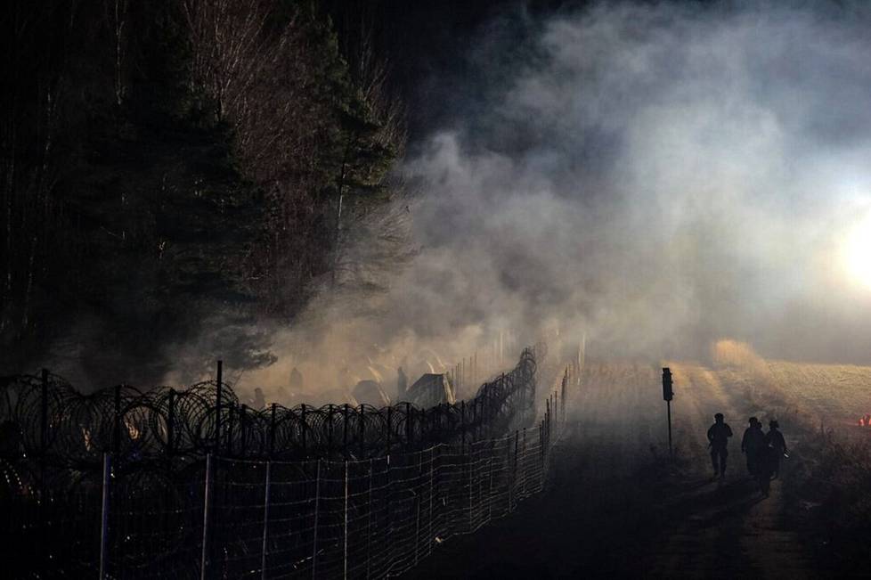 Lähes kaikki rajalta Puolan puolelta tullut kuvamateriaali on Puolan alueellisten puolustusjoukkojen julkaisemaa. Yllä oleva kuva on otettu 12. marraskuuta, jolloin Kuznican raja-aseman läheisyydessä Valko-Venäjän puolella oli vielä suuri siirtolaisleiri.