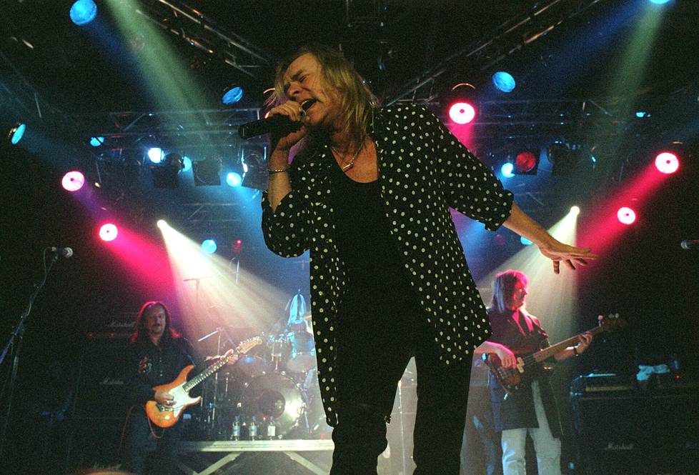 2000 yhtye esiintyi tuttuun tapaan Suomessa. Esiintymispaikkana oli sittemmin purettu Helsingin Nosturi.
