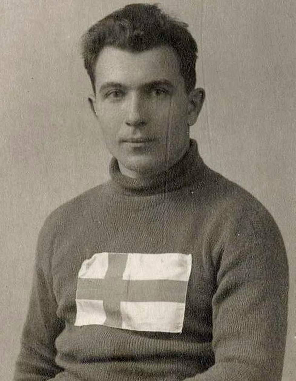 Tapani Niku aloitti kilpauransa jo ennen sisällissotaa. Talvella 1918 hän liittyi Lillierin hiihtäjiin.