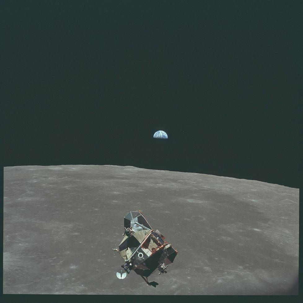 Ihmiskunta miinus yksi. Komentomoduulin lentäjä Michael Collins otti Kuun kiertoradalta kuvan, johon mahtuvat kaikki maapallon silloin eläneet asukkaat häntä itseään lukuun ottamatta. Kuumoduulissa ovat Armstrong ja Aldrin – loput 3,6 miljardia ihmistä ovat Maa-planeetalla.