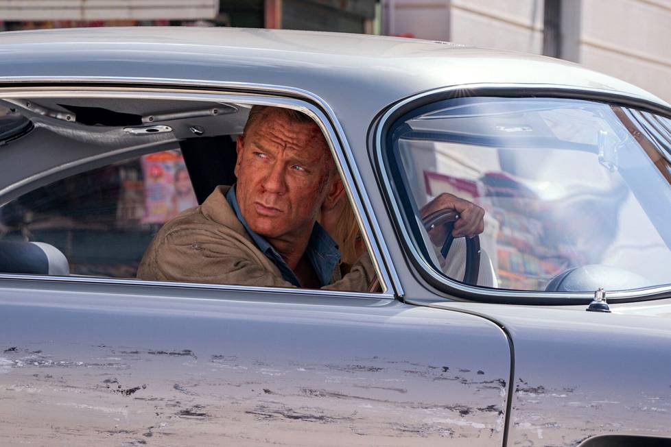 007: No Time To Die on  herättänyt laajaa mediahuomiota jo ennen ilmestymistään. Elokuva tuli ensi-iltaan Suomessa 30. syyskuuta.