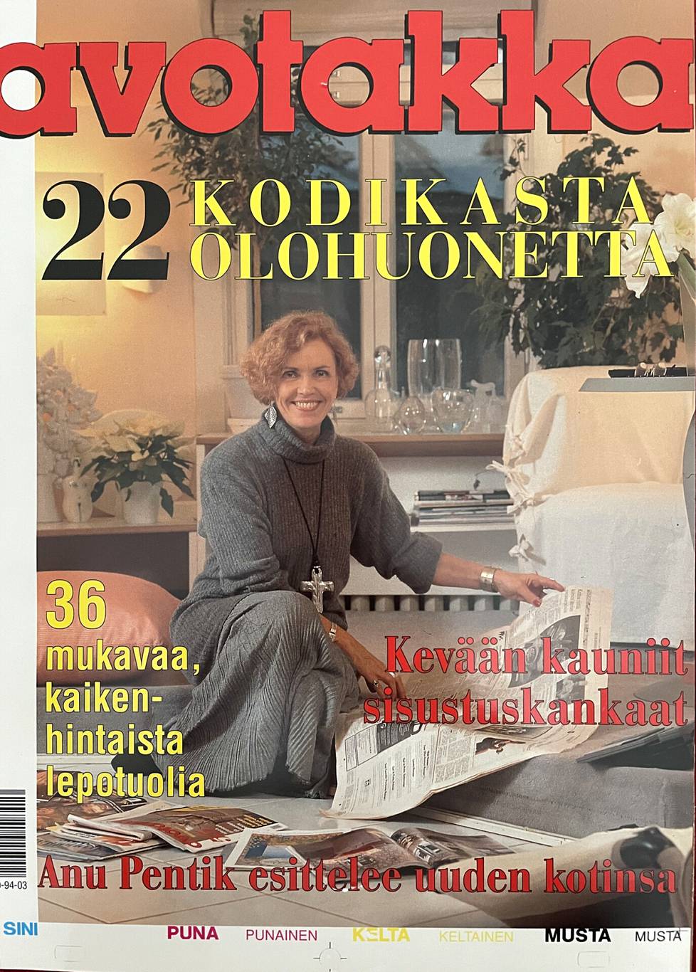 Enja Vironmäki istumassa omassa olohuoneessaan Avotakan 80-luvun kansikuvassa. Enja Vironmäki oli aikansa suuri sisustajalahjakkuus.