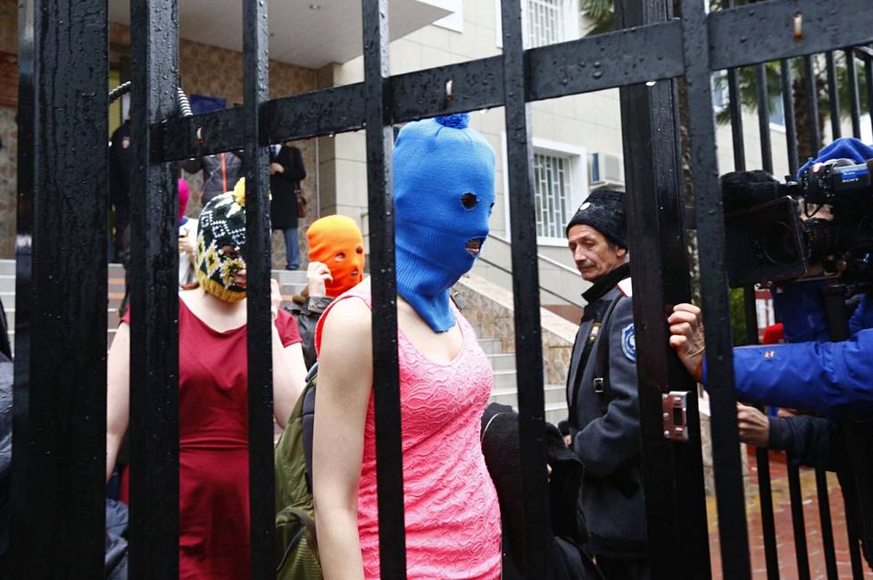 Pussy Riot -ryhmän jäseniä kuvattuna Sotshin poliisiasemalla 2014. Ryhmä esitti vuonna 2012 niin kutsutun punk-rukouksen Kristus Vapahtajan katedraalissa ja pyysi neitsyt Mariaa häätämään Vladimir Putinin pois.