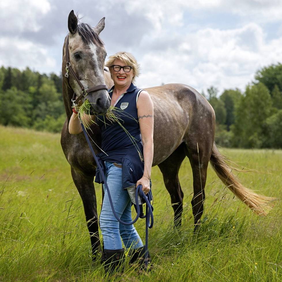 Hevoset ovat Katja Ståhlille tärkeitä. Lenni-hevonen on erityisen lähellä hänen sydäntään.