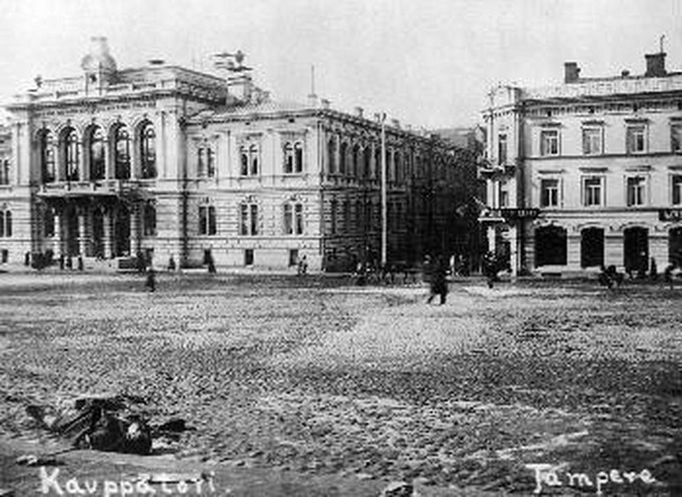 Kaupungintalo ja Keskustori kuvattuna taisteluiden tauottua 5.4.1918.