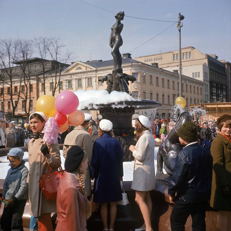 Havis Amandan patsas on perinteisesti lakitettu vappuna Helsingissä. Kuva vuodelta 1970.