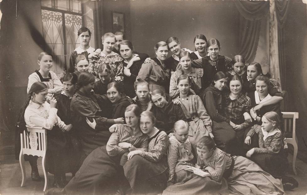Tyttökoulun luokka kuvauspäivänä studiolla. Kuva 1910–1920 luvulta.
