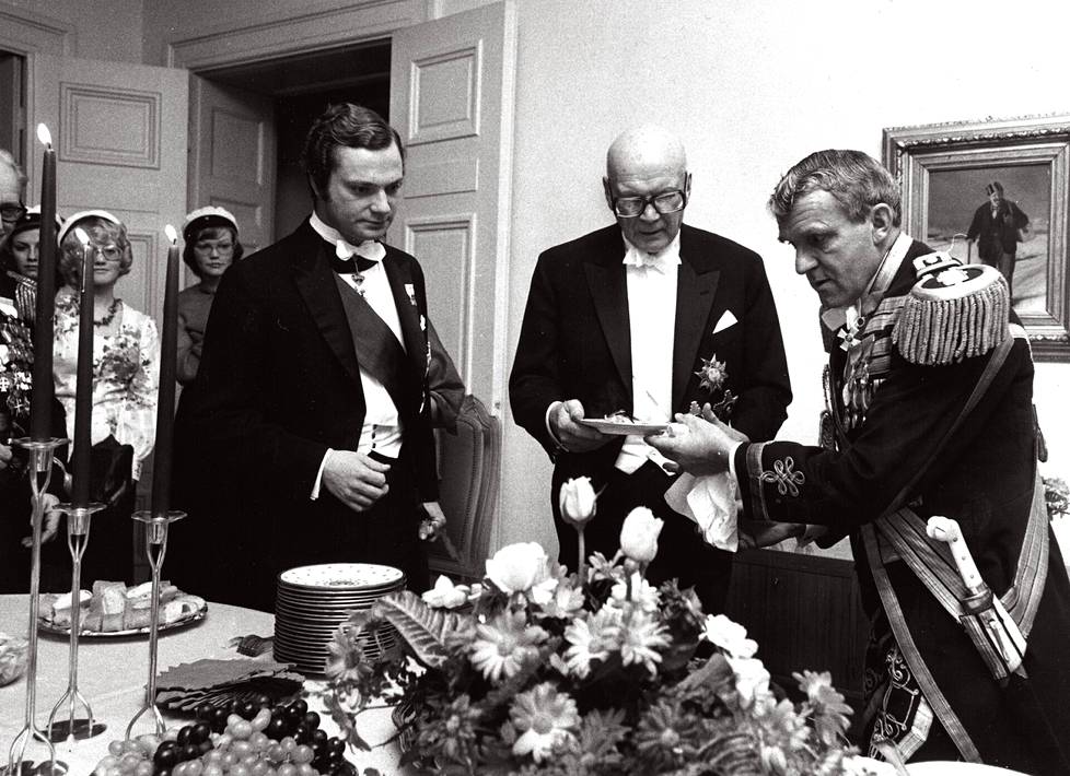 Kaarle Kustaan ensimmäinen virallinen valtiovierailu Suomessa vuonna 1974. Kuningas ja presidentti Urho Kekkonen tapasivat toisiaan usein.