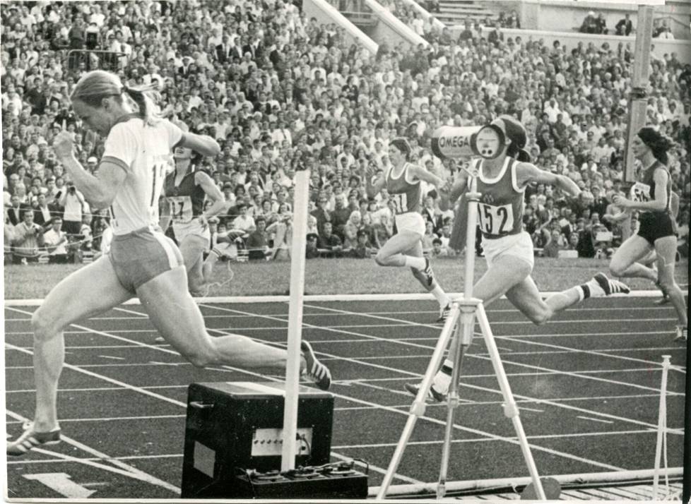 Tuplamestaruus Moskovan universiadeissa 1973 teki kuvankauniista, 22-vuotiaasta Mona-Lisa Pursiaisesta ensimmäisenä naisena Vuoden urheilijan Suomessa. 200-metrin voittoaijalla 22,39 ei sitä ennen tai sen koommin olisi pudottu arvokisojen finaalista.