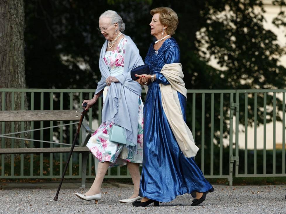 Tanskan kuningatar Margareeta saapui juhliin siskonsa Anne-Marien kanssa.