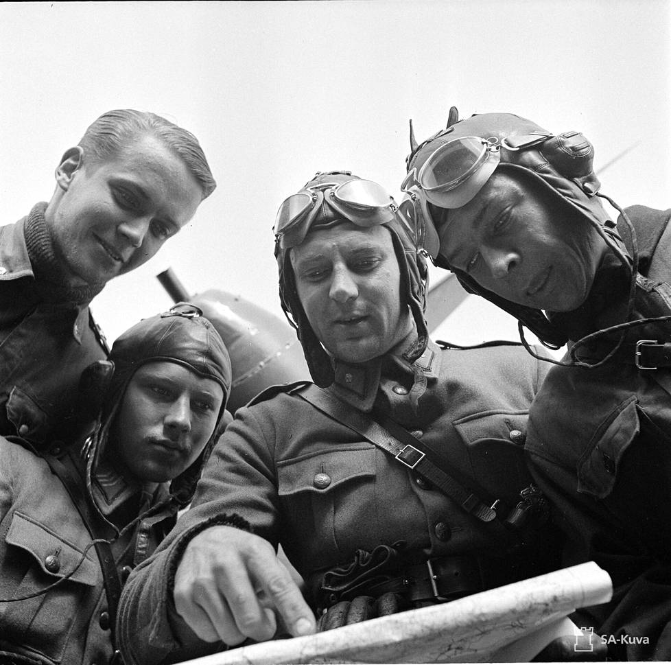 Syvärin ilmataisteluun osallistuneita lentäjiä. Taistelupaikka tarkastettiin kartasta lennon jälkeen.