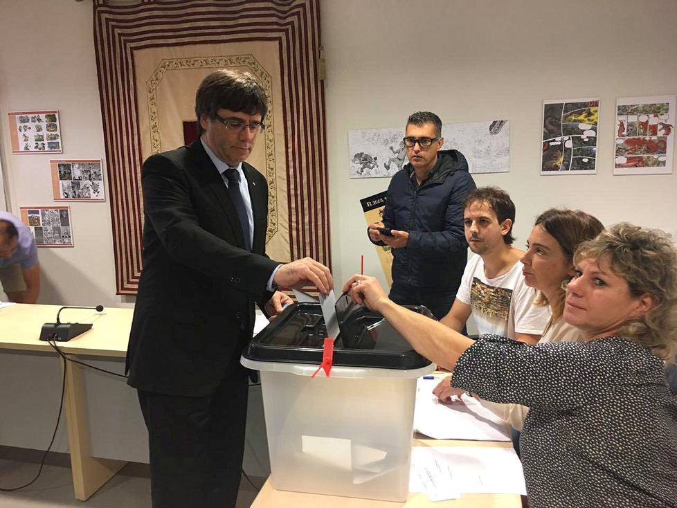 Katalonian itsehallintoalueen johtaja Carles Puigdemont äänesti Cornella de Terrin kaupungissa.