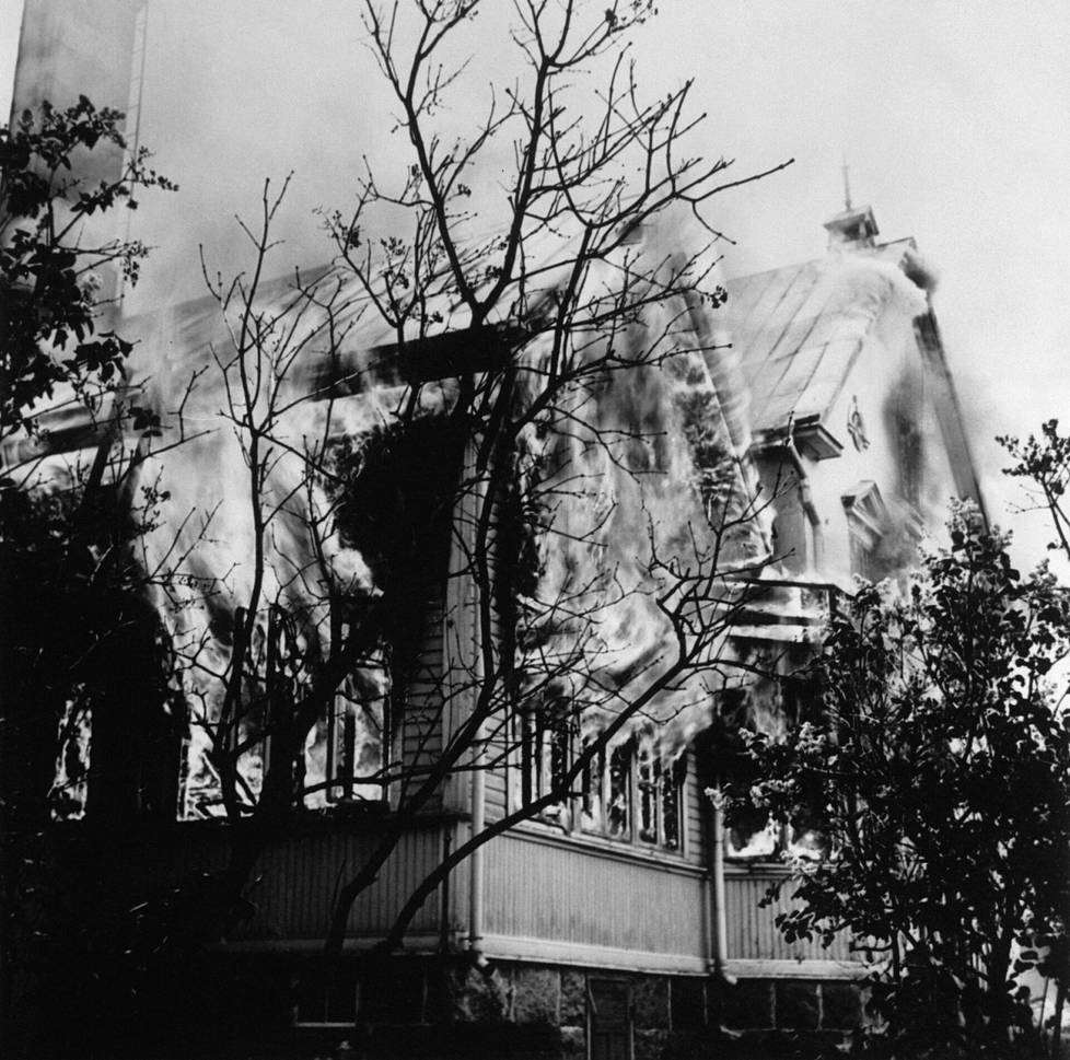 Jatkosodan ensi pommitukset sytyttivät huvilan tuleen Puistolassa Helsingin maalaiskunnassa.
