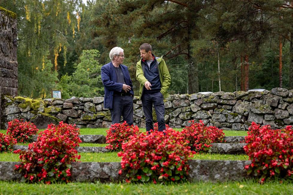 Tietokirjailija Heikki Lehtonen ja Gomm tutkivat talvisodassa kaatuneiden hautakiviä Ruokolahden hautausmaalla. 