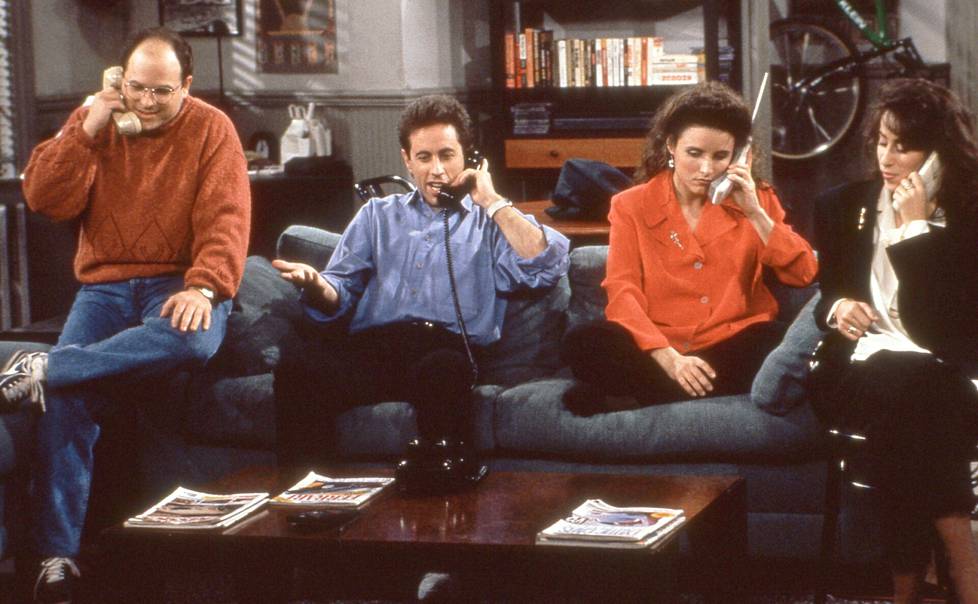 Seinfield-komediasarjan sohvalla Jason Alexander, Jerry Seinfeld, Julia Louis-Dreyfus ja Maggie Wheeler.