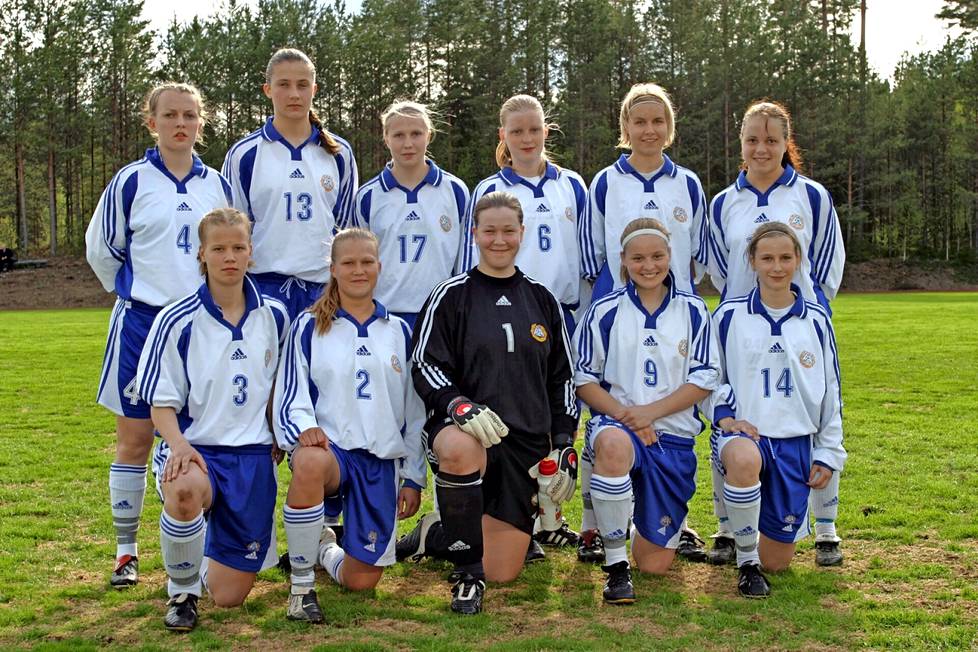 Essi Sainio (toinen oik. eturivissä) alle 17-vuotiaiden maajoukkueessa 2003. 
