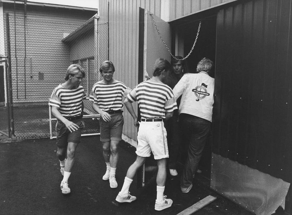 Herreys esiintyi Suomessa syyskuussa 1984. Asut vaihtuivat konsertin aikana monta kertaa - show alkoi Kalifornia-henkisesti sortseissa ja tennareissa.