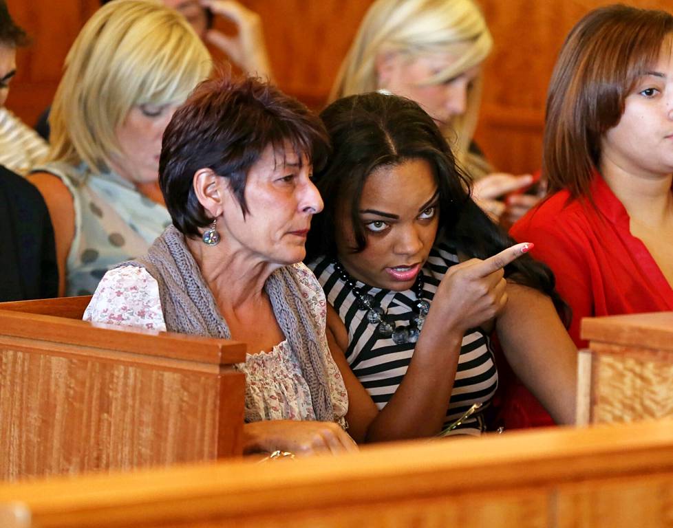 Hernandezin äiti Terry (vasemmalla) ja puoliso Shayanna Jenkins oikeuden istunnossa.