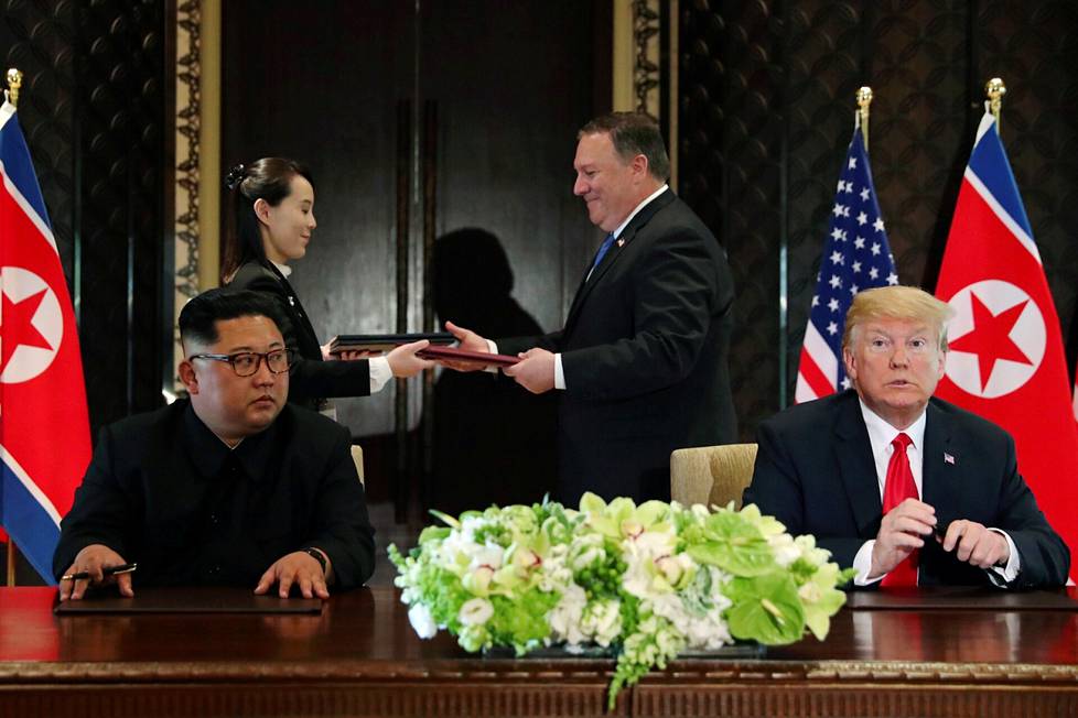Kim Yo-jong vaihtoi asiakirjoja Mike Pompeon kanssa Kim Jong-unin ja Donald Trumpin tapaamisessa Singaporessa kesäkuussa 2018.