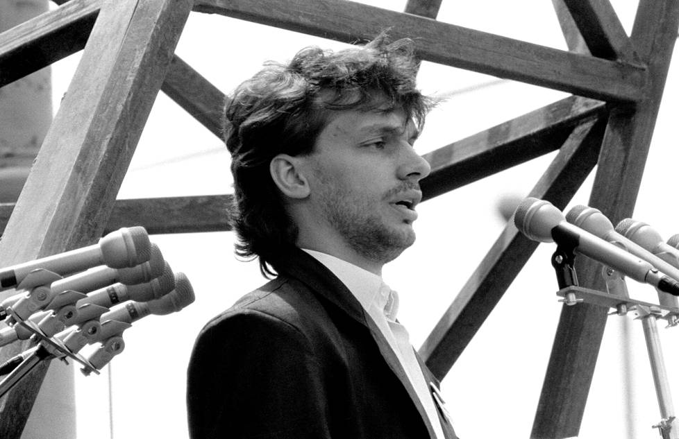 Nuori Viktor Orban Budapestin Sankareiden aukion puhujalavalla 16.6.1989 vaatimassa neuvostojoukkoja pois maasta.