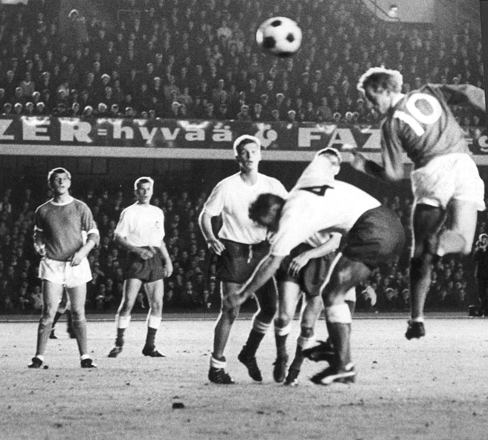 Manchester Unitedin Denis Law (10) puski palloa kohti HJK:n maalia Olympiastadionilla syyskuussa 1965.