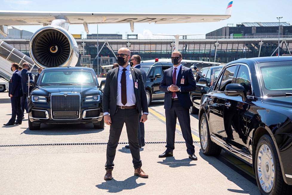 Turvamiehet seisoivat asemissa Vladimir Putinin limusiinien luona Geneven lentokentällä kesäkuussa 2021. Putin tapasi tuolloin Yhdysvaltain presidentin Joe Bidenin Sveitsissä.