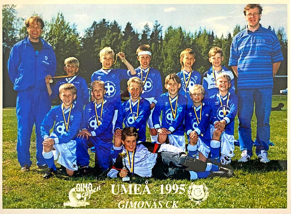 BK-IFK juhlii Umeå-cupin voittoa 9-vuotiaissa. Christer ja Sebastian Strandvall (vas. takarivi), Matias polvillaan edessä oikealla.