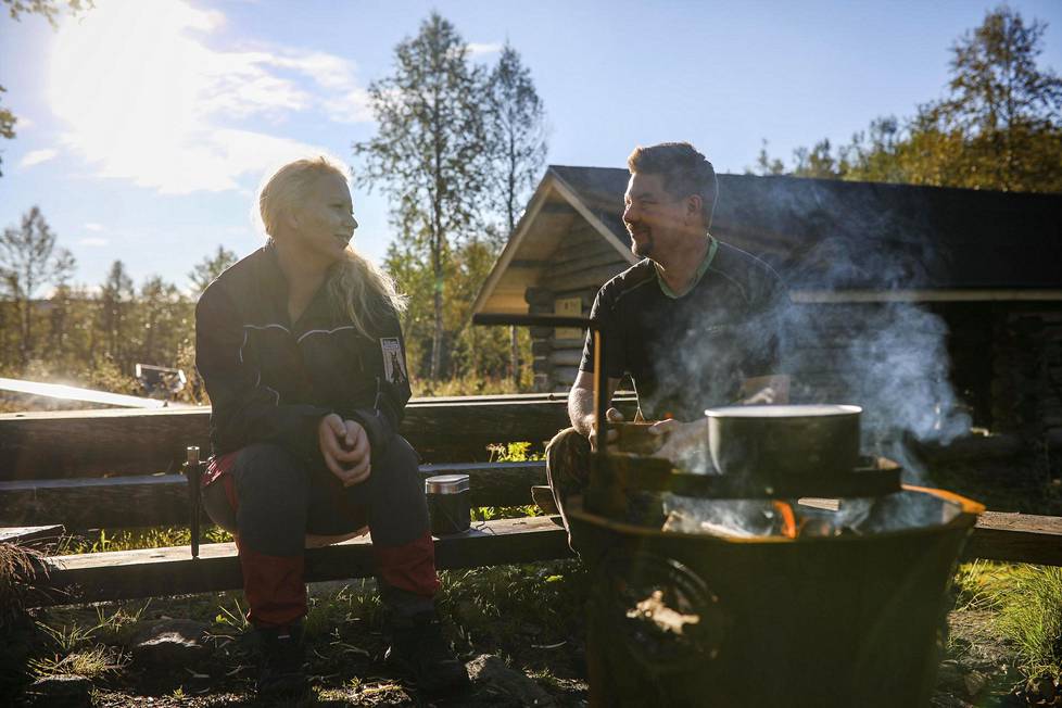 Titta ja Jani Pulkkinen viettivät häämatkansa Lemmenjoella. Edellisiltana kaatosateessa kastuneet vaatteet olivat aamulla kuivat. Pari söi aamiaiseksi hernekeittoa ja hirvenlihaa.