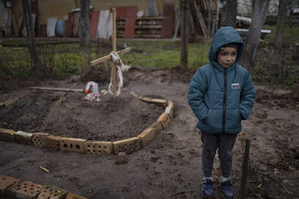 Butshalaispoika toi äidin haudalle mehua ja ruokasäilykkeitä, koska kukkia ei ollut. Pojan tarina levisi maailmalle ukrainalaismediasta 7. huhtikuuta.