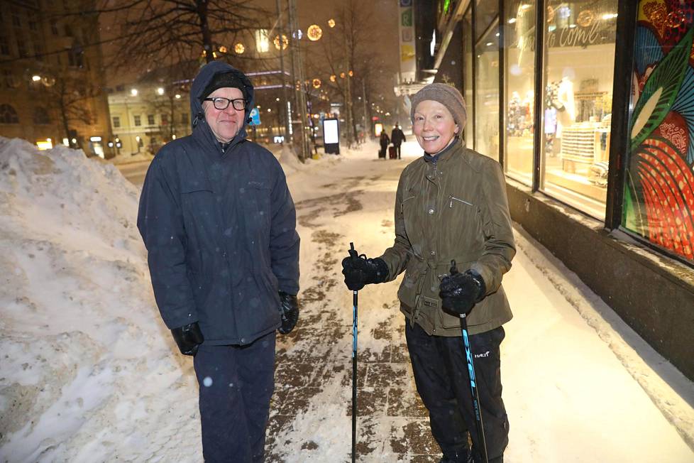 Jorma ja Sinikka Turunen pitivät myrskyisää kävelysäätä piristävänä.