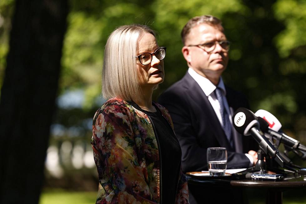 Riikka Purra ja Petteri Orpo tiedotustilaisuudessa pääministerin virka-asunnolla Kesärannassa 12. heinäkuuta.