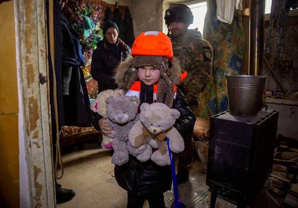 Arinalle puettiin lasten sirpaleliivi ja suojakypärä ennen kuin hänet evakuoitiin Bahmutista.
