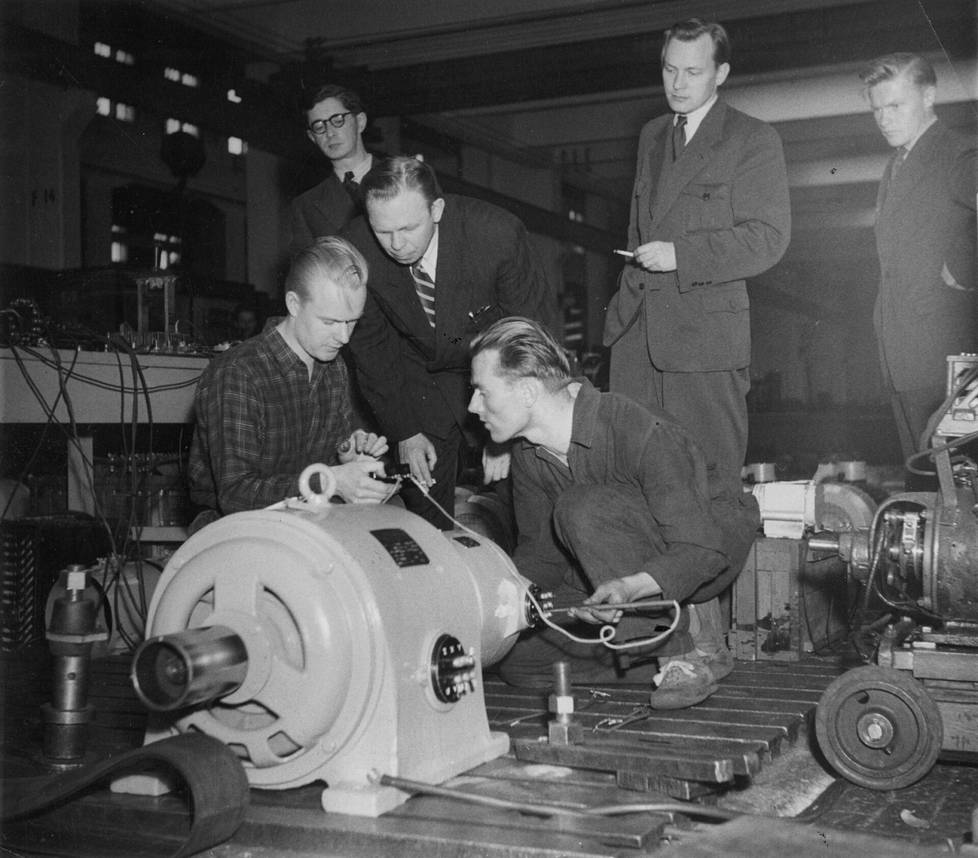 Sotakorvausten vaatimuslistalla oli kaikkiaan 52 500 sähkömoottoria. Kuvassa Strömbergin Pitäjänmäen-tehtaalla valmistuneen viimeisen erän siirrettävää sähkögeneraattoria tarkastavat etualalla asentajat Järvinen ja Andersson sekä heidän takanaan venäläinen insinööri Nikulin.