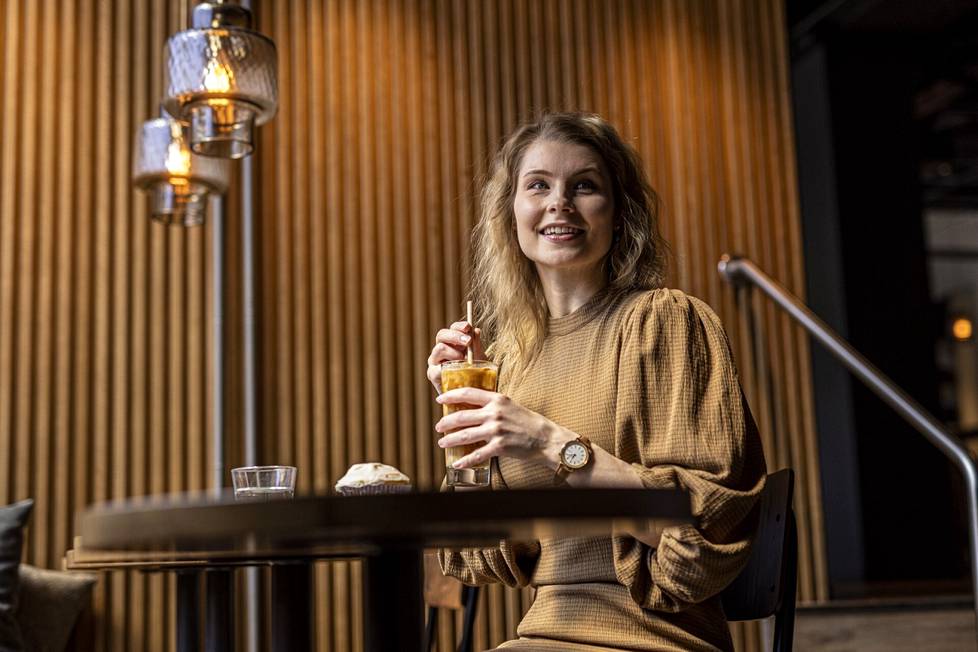 Vuoden sinkkuna ollut Taina Törmänen kertoo myös treffeillä, ettei ruuanlaitto kuulu hänen harrastuksiinsa. 