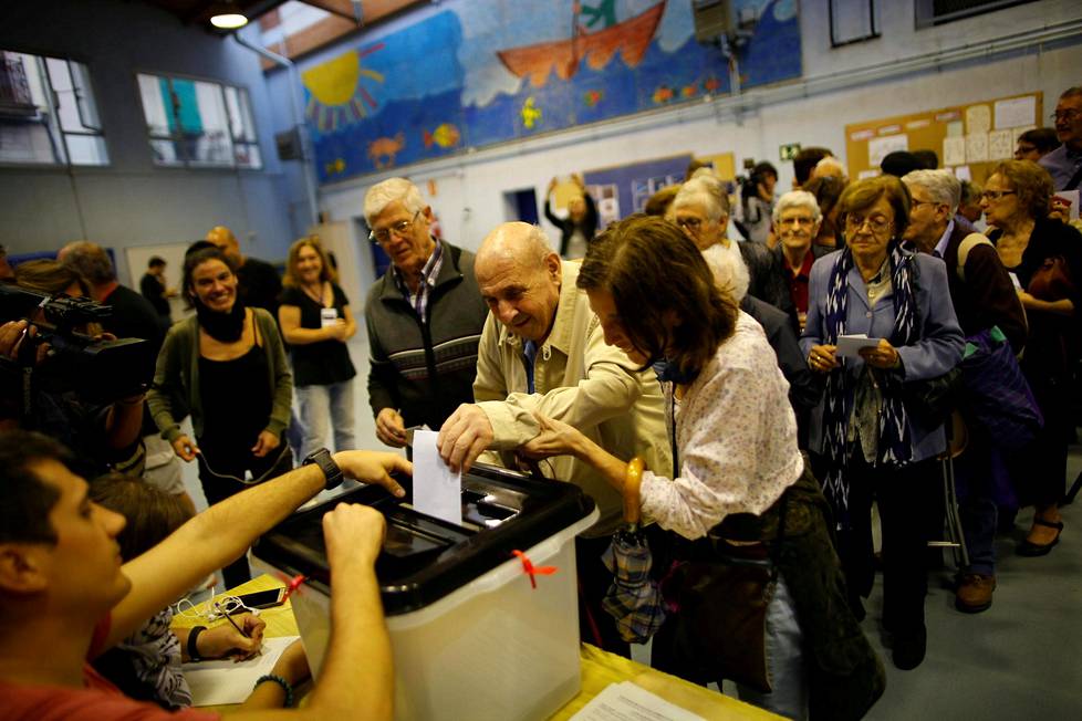Katalaanit äänestivät Reina Violant -koulussa Barcelonassa.