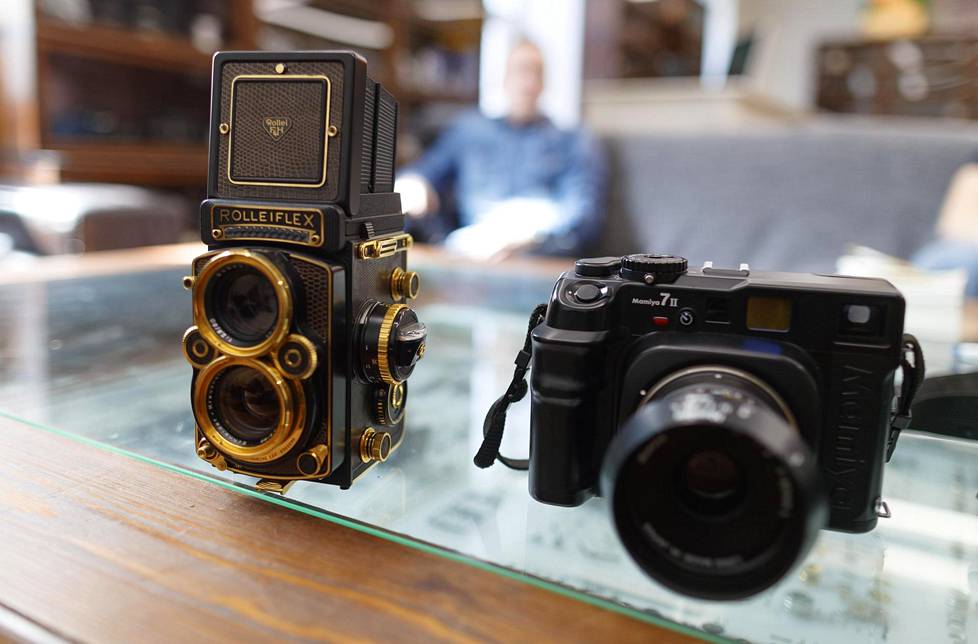 Vanhoja filmikameroita ostavan, kunnostavan ja eteenpäin myyvän Kameratorin hyllyltä voi löytää esimerkiksi kultainen Rolleiflex 2.8F Aurumin ja Mamiya 7ii:n.