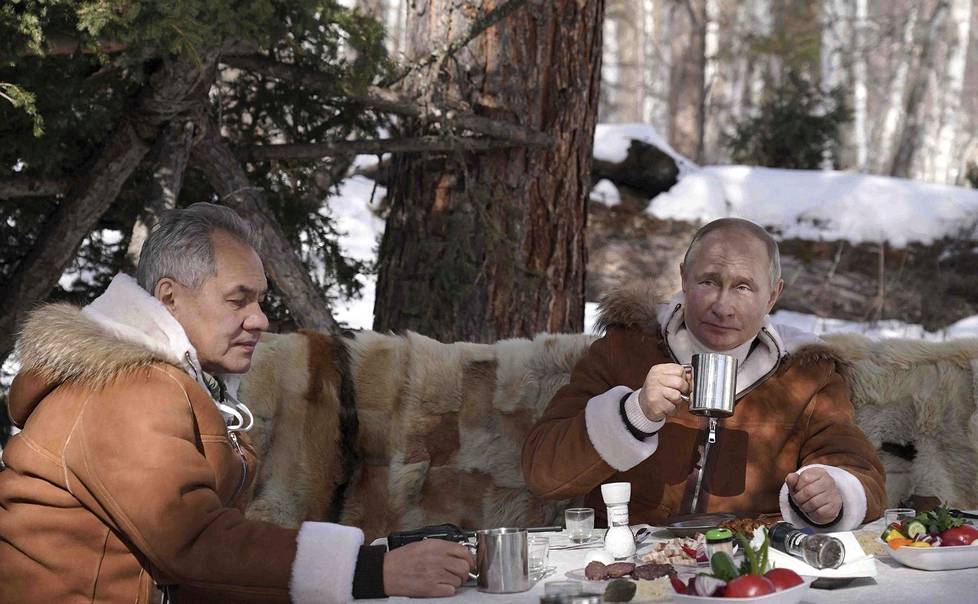 Vladimir Putin ja puolustusministeri Sergei Shoigu esiintyvät tuoreissa kuvissa.
