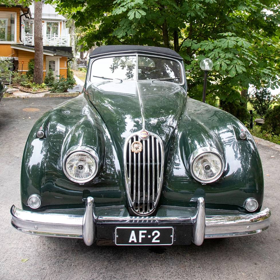 XK-140:n historia on seuraava: Jaguar suunnitteli suoran kuutoskoneen ja halusi autonäyttelyyn sille alustan. Pääjohtaja William Lyons piirsi nopeasti korin moottorin esittelyä varten. Auto saavutti heti suuren suosion, joka käynnisti sarjatuotannon. 