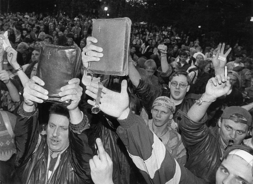 Vuosi 1994. Black Sabbathin esiintyessä yleisön joukossa oli ihmisiä Raamatut kädessä vastustamassa 