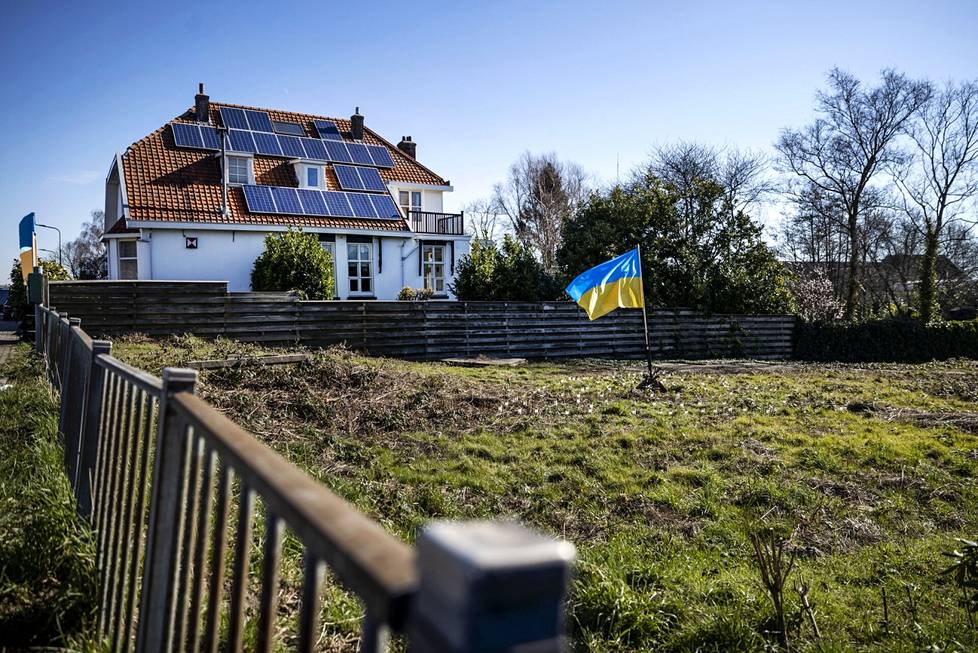 Ukrainan lippu asetettiin Putinin tyttären entisen aviomiehen Jorrit Faassenin väitetylle tontille lähellä Amsterdamia.