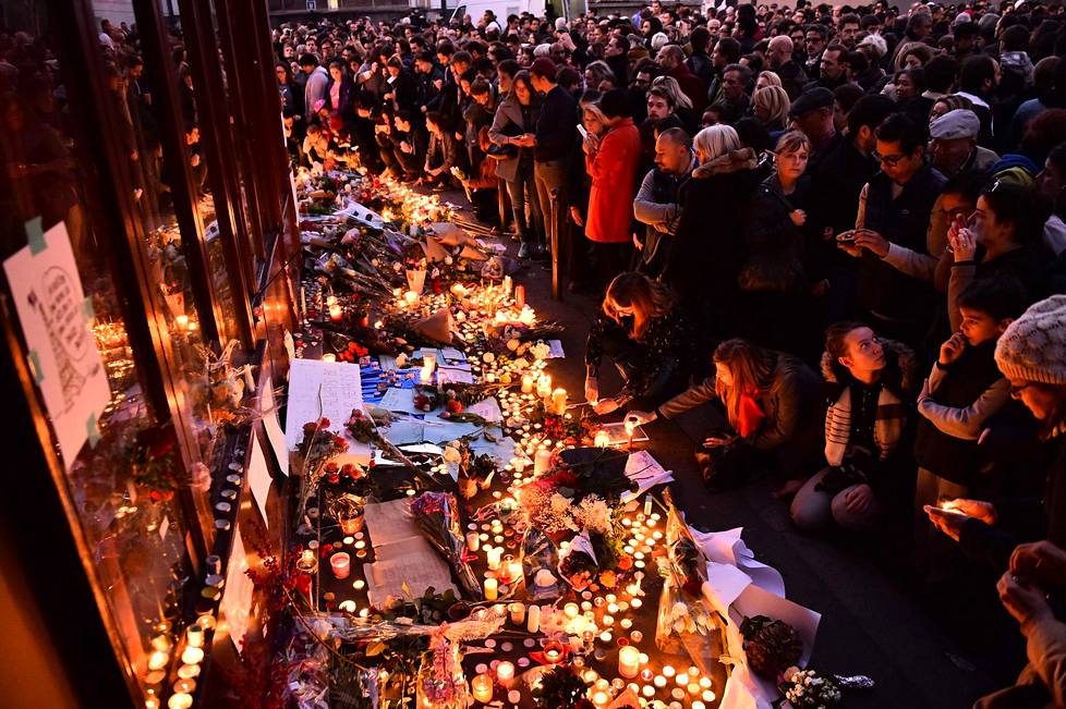Marraskuussa 2015 Isis-terroristit iskivät yhtaikaisesti useisiin kohteisiin Pariisissa. Kaikkiaan 130 ihmistä menetti henkensä.