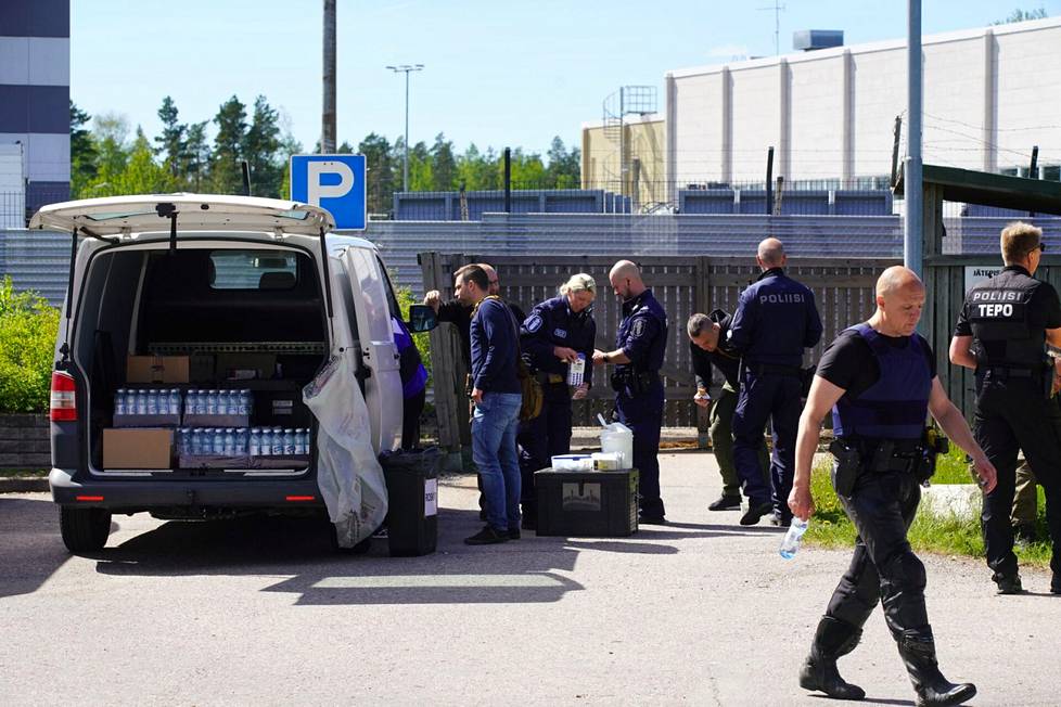Toukokuussa 2020 al-Holin pakolaisleiriltä saapui Suomeen kolme naista ja yhdeksän lasta. Poliisit valmistautuivat operaatioon Helsinki-Vantaan lentokentällä.