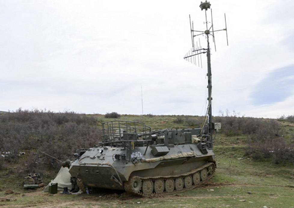 Venäläinen R-330 Borisoglebsk-2 -häirintäyksikkö. Se on suunniteltu HF-, VHF- ja UHF-taajuuksia käyttävän radioliikenteen häirintään.