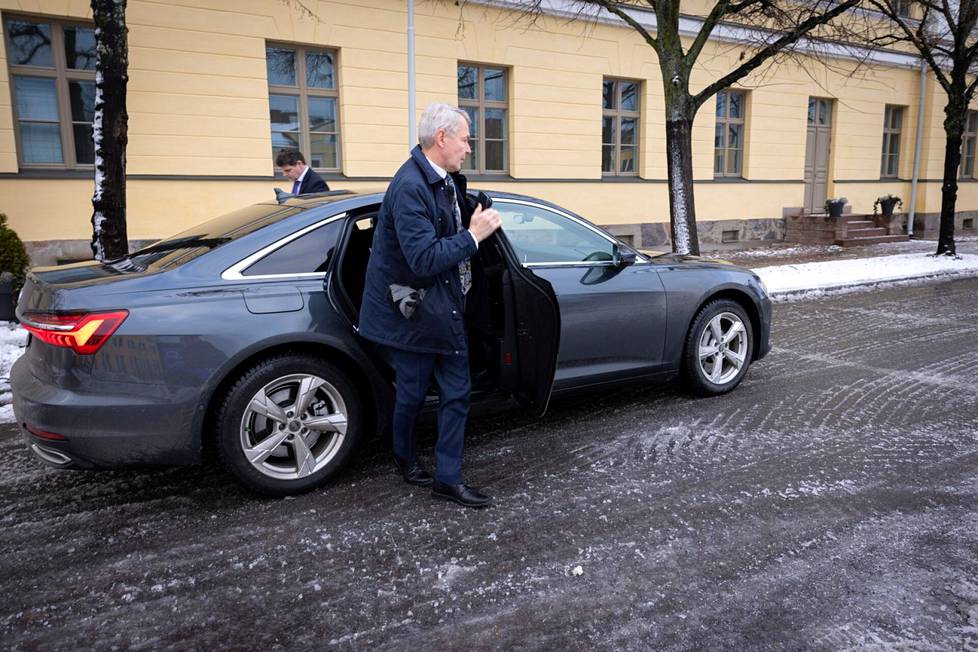 Kuljettaja Jukka Diedler kyyditsee ulkoministerin Katajanokalle ulkoministeriön pihaan.
