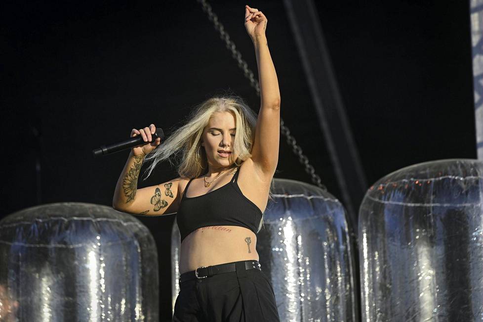 Eveliina esiintyi Helsingin Suvilahdessa järjestetyssä konsertissa kesäkuussa.